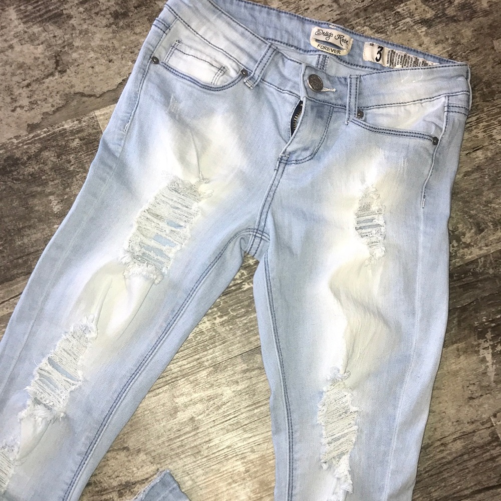 ❌❌SOLD❌❌Light Wash Distressed Skinny’s